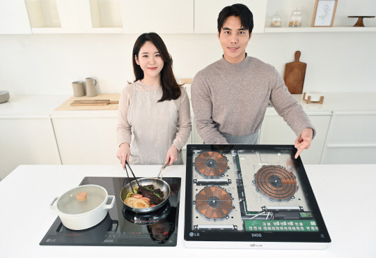 LG전자 모델이 저효율 인덕션 용기를 사용하더라도 조리속도가 2배 이상 빨라지는 LG 디오스 '쿼드 인버터' 인덕션 전기레인지를 소개하고 있다. <LG전자 제공>